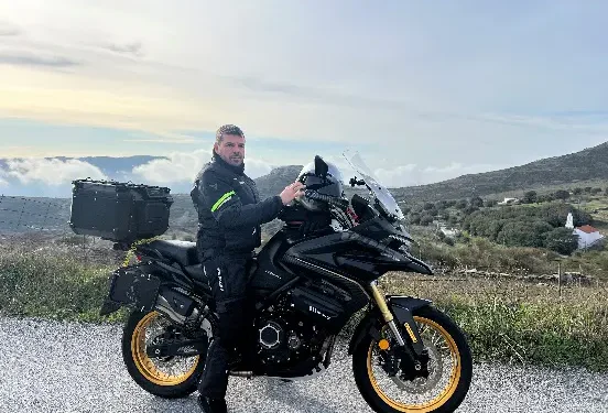 Συμβίωση με μια Voge 525DSX Black Knight 4