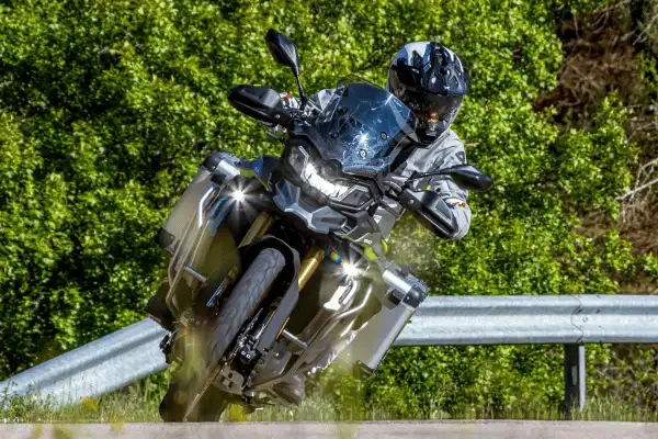 Cornering ABS στις Μοτοσυκλέτες Τι Είναι, Πώς Λειτουργεί και Ποια τα Οφέλη του – Αναλυτικός Οδηγός με Παράδειγμα το Voge DSX 900