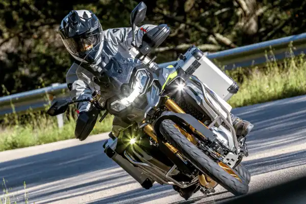 Cornering ABS στις Μοτοσυκλέτες Τι Είναι, Πώς Λειτουργεί και Ποια τα Οφέλη του – Αναλυτικός Οδηγός με Παράδειγμα το Voge DSX 900