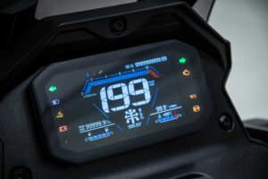 H έγχρωμη LCD οθόνη του VOGE SR2 ADV 200cc