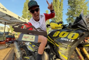 Libor Podmol πανηγυρίζει τη νίκη με τη VOGE DS800X Rally στο Rally Albania 2026